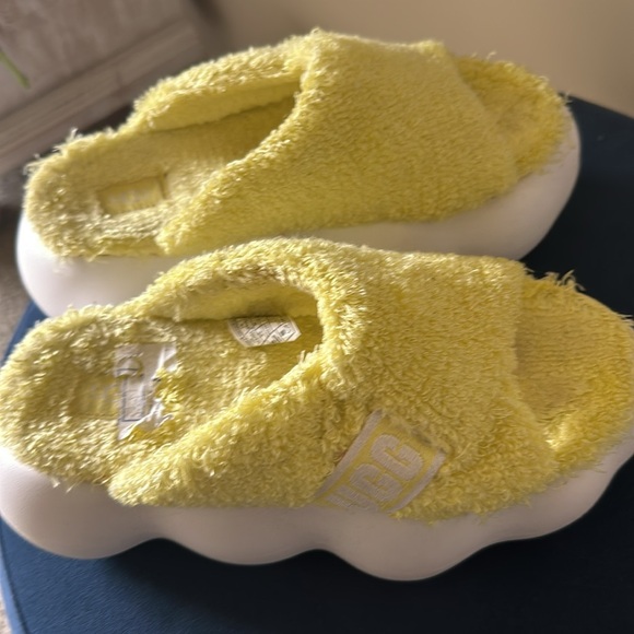 Ugg Sugar cloud slides Yellow excellent condition size 7 - Picture 2 of 3